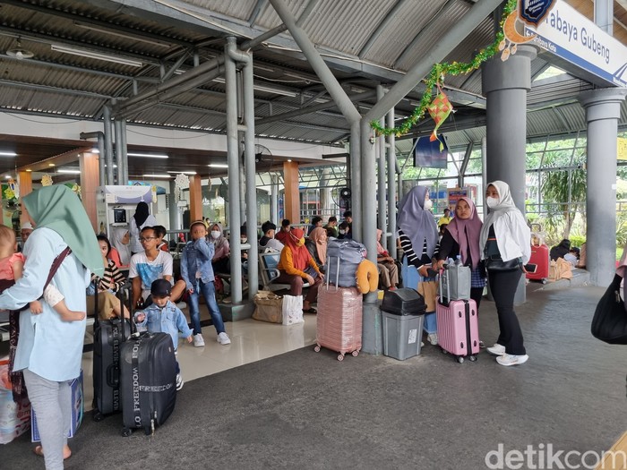 Penumpang kereta api di Daop 8 Surabaya