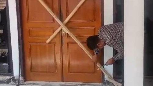 Tangkapan layar Anggota Banggar DPRD Kabupaten Bima, NTB menyegel ruangan di kantor DPRD setempat, Selasa, (17/9/2024). (Istimewa)