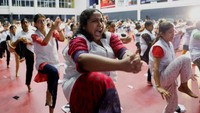 Siswa berpartisipasi dalam kamp pelatihan bela diri dua hari di Kolkata, India.