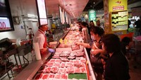 Pembeli melihat beragam jenis daging di supermarket.