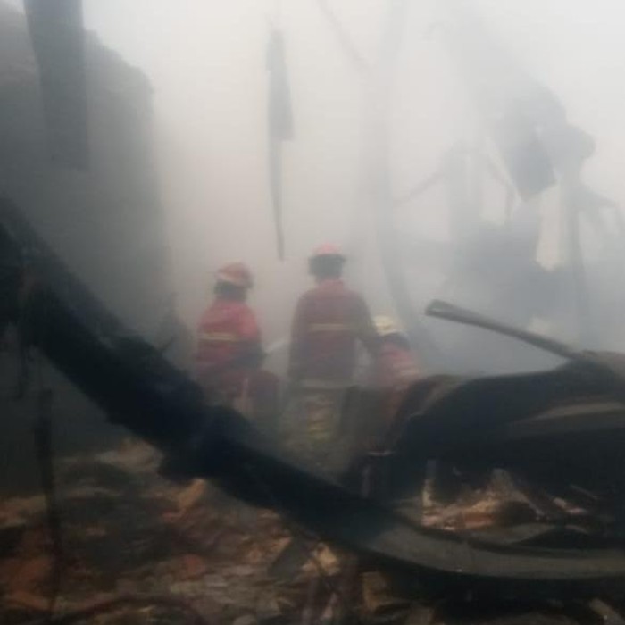 Petugas damkar masih menangani kebakaran pabrik oli dan ban di Tangsel, Banten. Asap tebal dari kebakaran sampai menyebabkan petugas damkar alami sesak napas. (dok Damkar Tansel)