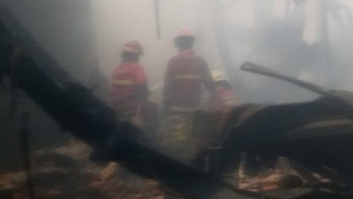 Petugas damkar masih menangani kebakaran pabrik oli dan ban di Tangsel, Banten. Asap tebal dari kebakaran sampai menyebabkan petugas damkar alami sesak napas. (dok Damkar Tansel)