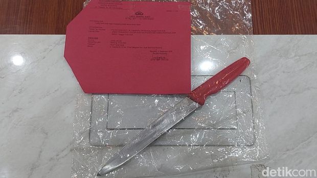 Pisau yang digunakan Daini Jarjas bunuh istri di Bandung