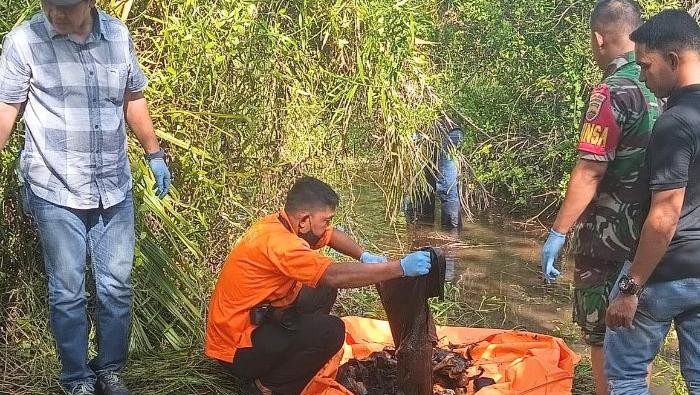 Polisi bersama tim Inafis saat melakukan pengumpulan kerangka manusia yang ditemukan warga berada di dalam parit kebun kelapa, Kabupaten Batu Bara, Sumut. (Istimewa)