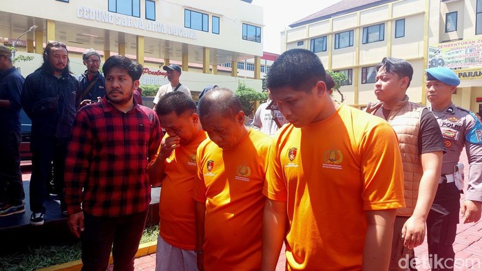 Polisi menangkap tiga pelaku komplotan penipu yang kuras uang ratusan juta milik korbannya di Bogor (Sol/detikcom)