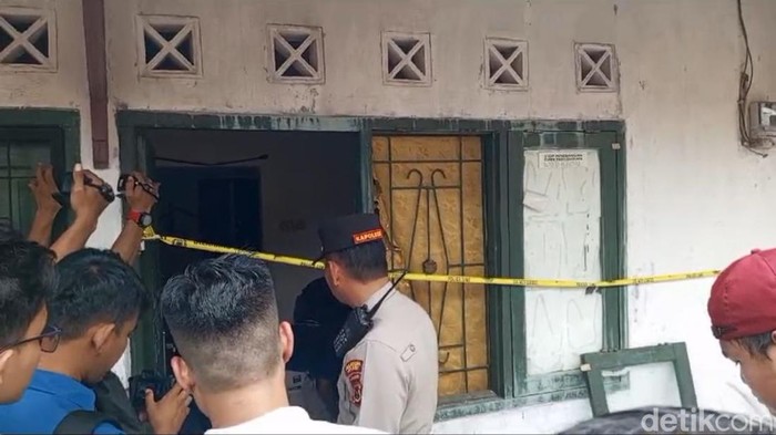 Polisi mengevakuasi jenazah pemuda gantung diri di Jambi