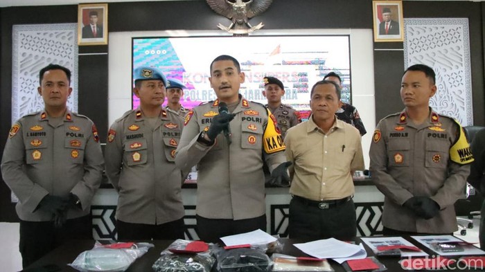 Polres Banjarnegara jumpa pers kasus pembunuhan guru SMP, Selasa (17/9/2024).