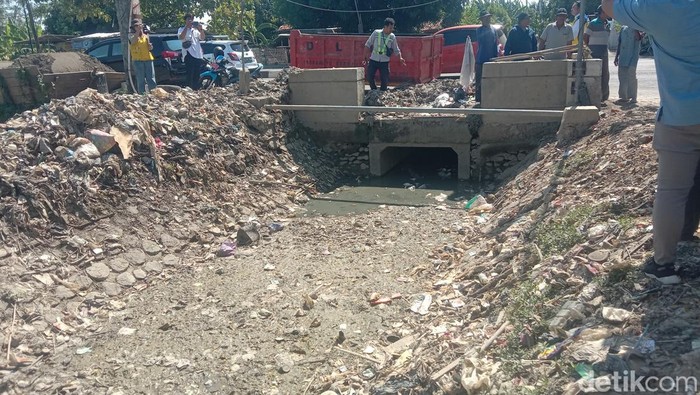 Potret gorong-gorong yang kering dan sering dipenuhi sampah di Kecamatan Krangkeng, Kabupaten Indramayu (