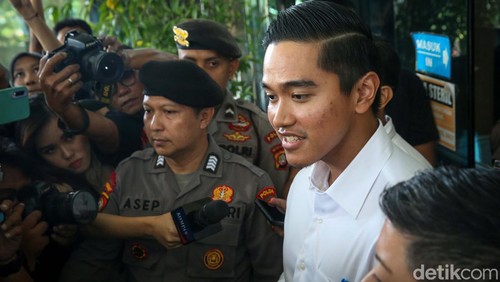 Ketua Umum PSI Kaesang Pangarep terlihat keluar dari kantor Dewan Pengawas (Dewas) KPK, Jakarta, Selasa (17/9/2024).