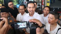 Kaesang tampak didampingi Sekjen PSI Raja Juli dan Direktur LBH PSI Francine Widjojo.
