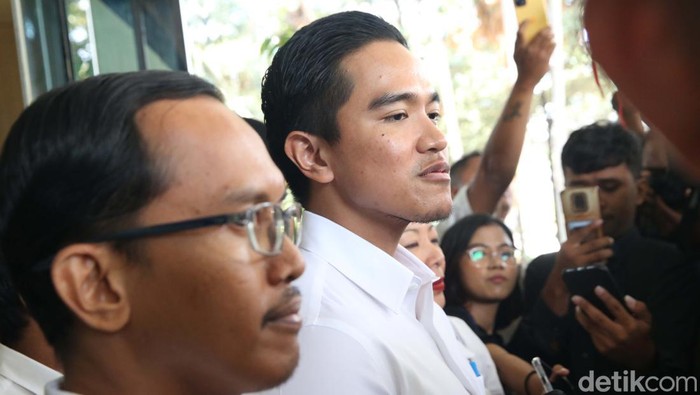 Ketua Umum PSI Kaesang Pangarep terlihat keluar dari kantor Dewan Pengawas (Dewas) KPK, Jakarta, Selasa (17/9/2024).