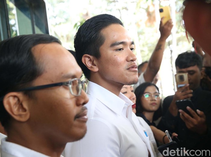 Ketua Umum PSI Kaesang Pangarep terlihat keluar dari kantor Dewan Pengawas (Dewas) KPK, Jakarta, Selasa (17/9/2024).