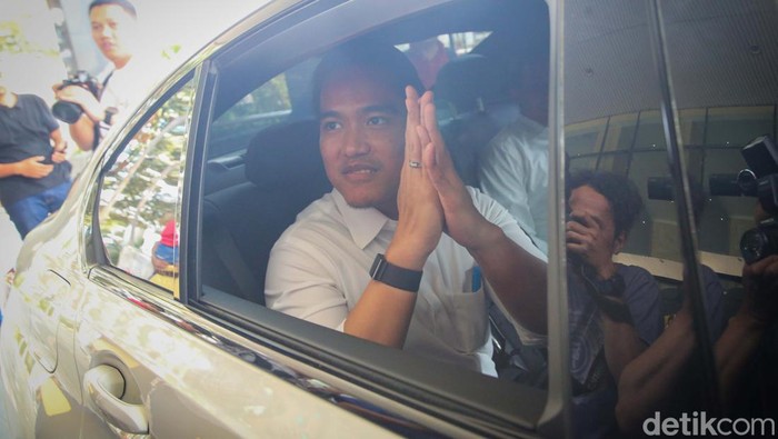 Ketua Umum PSI Kaesang Pangarep terlihat keluar dari kantor Dewan Pengawas (Dewas) KPK, Jakarta, Selasa (17/9/2024).