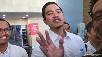 Potret Kaesang Tinggalkan Kantor Dewas KPK