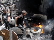 Potret Warga Gaza Ubah Sampah Plastik Jadi Bahan Bakar di Tengah Kelangkaan