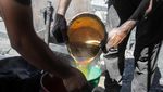 Potret Warga Gaza Ubah Sampah Plastik Jadi Bahan Bakar di Tengah Kelangkaan