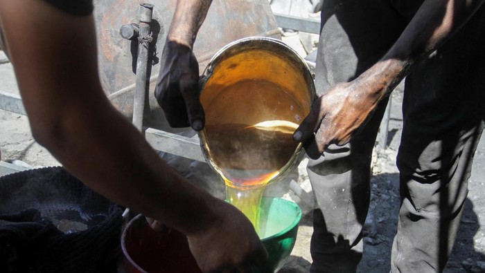 A Palestinian burns plastic waste to produce alternative fuel amid scarcity as the Israel-Hamas conflict continues, in northern Gaza Strip, September 5, 2024. REUTERS/Mahmoud Issa