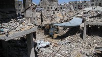 Pria berusia 35 tahun itu, yang dulunya bekerja di pabrik semen dan industri bahan bangunan, mengungsi dari Beit Hanoun di Gaza utara ke Beit Lahia. Saat ini ia bekerja di dekat daerah perbatasan dekat perbatasan Israel, di mana ia mengatakan ia berani menghadapi pemboman dan operasi militer untuk menghidupi keluarganya dan sepuluh pekerja yang membantunya.  