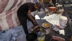 Potret Warga Gaza Ubah Sampah Plastik Jadi Bahan Bakar di Tengah Kelangkaan
