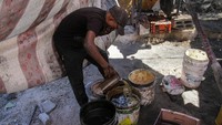 Proses tersebut kemudian memakan waktu berjam-jam setiap hari di mana timnya memproduksi hampir 50 hingga 60 liter bahan bakar setiap hari, menjual satu liter seharga 35 shekel ($9,3).  