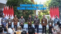 Presiden Joko Widodo (tengah) berfoto bersama Menko Perekonomian Airlangga Hartarto (keempat kanan), Menteri BUMN Erick Thohir (keempat kiri), Wamen BUMN Kartika Wirjoatmodjo (ketiga kanan), (Pj) Gubernur DKI Jakarta Heru Budi Hartono (ketiga kiri), Dirut BSI Hery Gunardi (kedua kiri), Dirut Danareksa Yadi Jaya Ruchandi (kiri), Dirut PP Novel Arsyad (kedua kanan) dan Dirut Mandiri Darmawan Junaidi (kanan) saat meresmikan Kawasan Indonesia Islamic Financial Center di gedung Menara Danareksa, Jakarta, Selasa (17/9/2024).