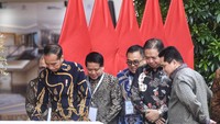 Presiden Joko Widodo (kiri) didampingi Menko Perekonomian Airlangga Hartarto (kedua kanan), Menteri BUMN Erick Thohir (kanan), Dirut BSI Hery Gunardi (kedua kiri) dan Dirut Danareksa Yadi Jaya Ruchandi (ketiga kanan) menandatangani prasasti saat meresmikan Kawasan Indonesia Islamic Financial Center di gedung Menara Danareksa, Jakarta, Selasa (17/9/2024).