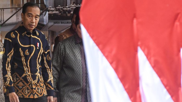 Presiden resmikan kawasan Indonesia Islamic Center Presiden Joko Widodo berjalan untuk meresmikan Kawasan Indonesia Islamic Financial Center di gedung Menara Danareksa, Jakarta, Selasa (17/9/2024). Jokowi menilai adanya kawasan tersebut dapat mendorong perkembangan ekonomi syariah, sehingga akan mendorong industri halal mulai dari fesyen hingga wisata halal. ANTARA FOTO/Muhammad Adimaja/foc.