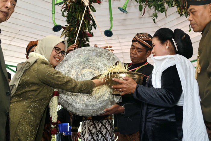 Prosesi siraman gong kiai pradah di Blitar