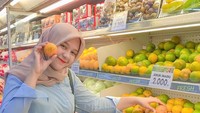 Kesehariannya juga diisi dengan berbelanja kebutuhan makanan. Buah-buahan segar diprioritaskan dalam daftar belanja rutinnya. Foto: Instagram/ravenawulandari