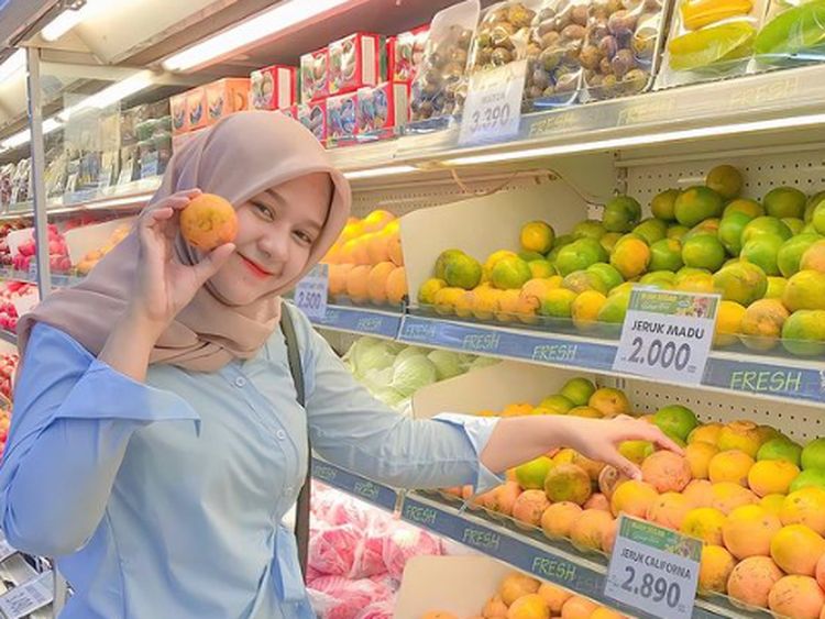 Ravena Wulandari Hobi Ngopi hingga Belanja Buah-buahan