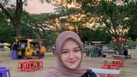 Di Aceh, Ravena Wulandari memiliki rekomendasi tempat hangout yang unik-unik. Salah satunya kafe yang berada di hamparan rumput luas ini. Foto: Instagram/ravenawulandari
