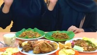 Popularitas Ravena juga digunakan untuk membantu bisnis lokal kecil. Seperti kedai warung Aceh yang dipromosikan dirinya bersama temannya. Foto: Instagram/ravenawulandari