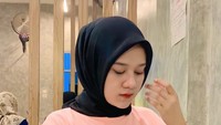 Ketika datang ke kafe ia tak melulu memesan kopi. Racikan jus non kopi yang lebih sehat juga seringkali dipesan untuk menyegarkan tenggorokannya. Foto: Instagram/ravenawulandari