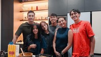 Sabrina Sinathrya juga dekat dengan teman-temannya, terlihat dari momen baking bersama ini. Donna Agnesia dan Darius SInathrya langsung ajak foto bersama. Foto: Instagram @dagnesia