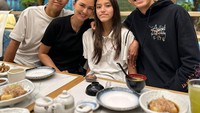 Serunya Sabrina Sinathrya diajak makan bersama sang ibu di restoran Jepang. Momen makan bersama ini tanpa kehadiran Darius Sinathrya. Foto: Instagram @dagnesia