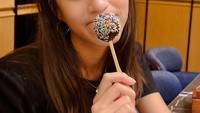 Usai makan steak, Sabrina Sinathrya pun memilih makan kue berbentuk lolipop dengan toping meses sebagai menu penutupnya. Foto: Instagram @dagnesia