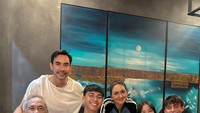 Sabrina Sinathrya kerap hadir dalam acara makan bersama keluarga. Seperti pada makan malam di rumah ini, sang kakek pun turut hadir. Foto: Instagram @dagnesia