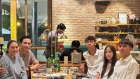 Terakhir ada momen Sabrina Sinathrya saat iku ayah dan ibunya makan di restoran steak favoritnya. Begini momen keseruan mereka saat makan bersama. Foto: Instagram @dagnesia