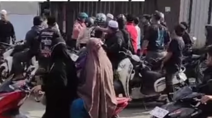 Rombongan pengantar jenazah di Samarinda viral setelah mengeroyok pemotor yang merupakan pasangan suami istri.