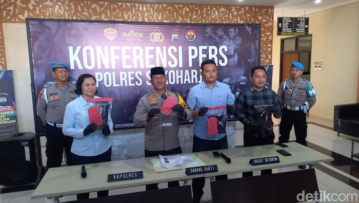 Kapolres Sukoharjo AKBP Sigit (tengah), saat konferensi pers di Mapolres Sukoharjo, Selasa (17/9/2024).