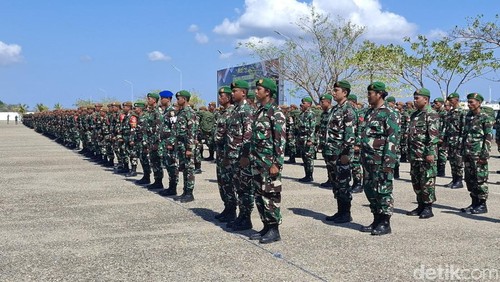Sebanyak 350 prajurit TNI AD saat mengikuti upacara penerimaan di Mako Lantamal VII Kupang, NTT, Selasa (17/9/2024). Merekanakan bertugas mengamankan perbatasan Indonesia-Timor Leste. (Yufengki Bria/detikBali).