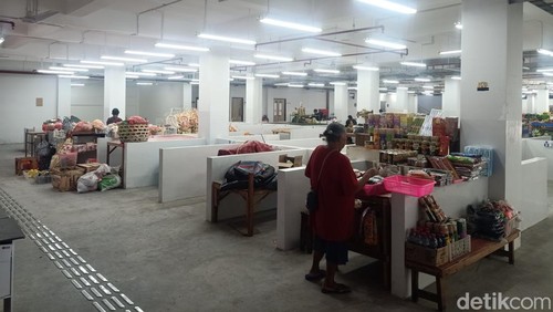 Sejumlah pedagang mulai berjualan di Pasar Umum Negara, Kecamatan Negara, Kabupaten Jembrana, Selasa (17/9/2024). (I Putu Adi Budiastrawan/detikBali).