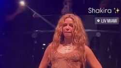 Shakira Tinggalkan Panggung Setelah Penonton Rekam Video dari Bawah Dressnya