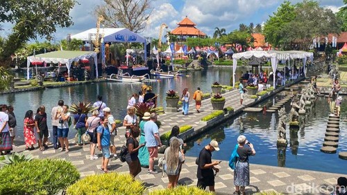 Suasana kunjungan wisatawan ke Taman Air Tirta Gangga di Desa Ababi, Kecamatan Abang, Karangasem, Bali, saat festival, Sabtu (14/9/2024) (I Wayan Selamat Juniasa/detikBali)