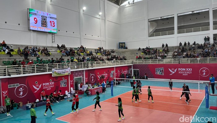 Suasana pertandingan voli di Gedung Voli Indoor Sport Center Sumut. (Kartika Sari/detikSumut)