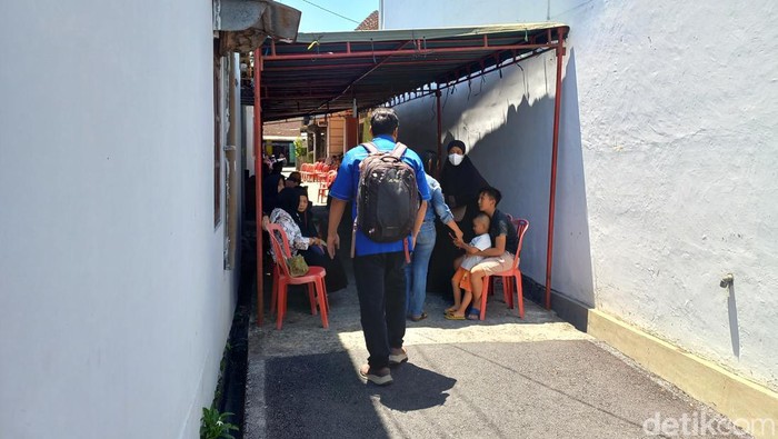 Suasana rumah duka santri salah satu pondok di Kecamatan Grogol, Sukoharjo, yang meninggal dunia. Rumah duka di Kecamatan Jebres, Kota Solo, Selasa (17/9/2024).