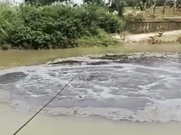 Tangkapan layar video viral semburan air hitam di Sungai Citarum Karawang.