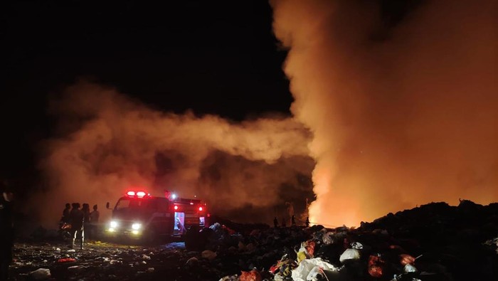 Tempat Pembuangan Sampah Akhir (TPSA) Bagendung, Cilegon, kebakaran malam tadi. (dok istimewa).