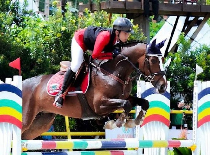 Atlet muda DKI Jakarta Teuku Rifat Harsya meraih hasil apik pada debutnya di PON 2024. Rifat meraih dua emas di cabor berkuda equestrian.