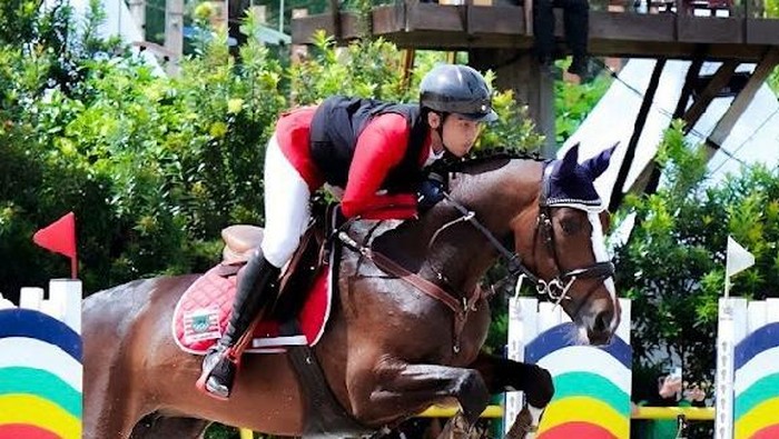 Atlet muda DKI Jakarta Teuku Rifat Harsya meraih hasil apik pada debutnya di PON 2024. Rifat meraih dua emas di cabor berkuda equestrian.
